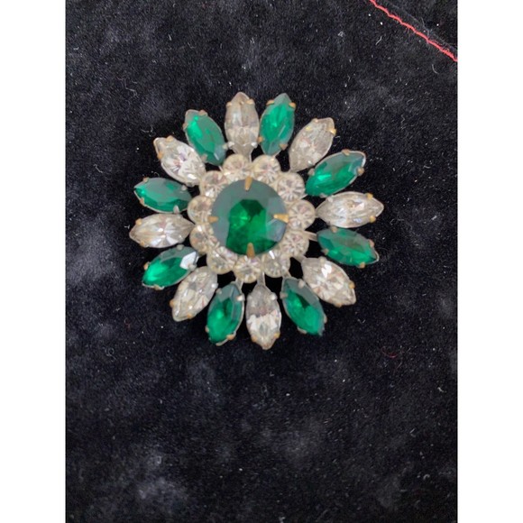 VTG Emerald Green Floral Rhinestone Brooch 1.5" x 1.5" x .25" - Picture 1 of 3